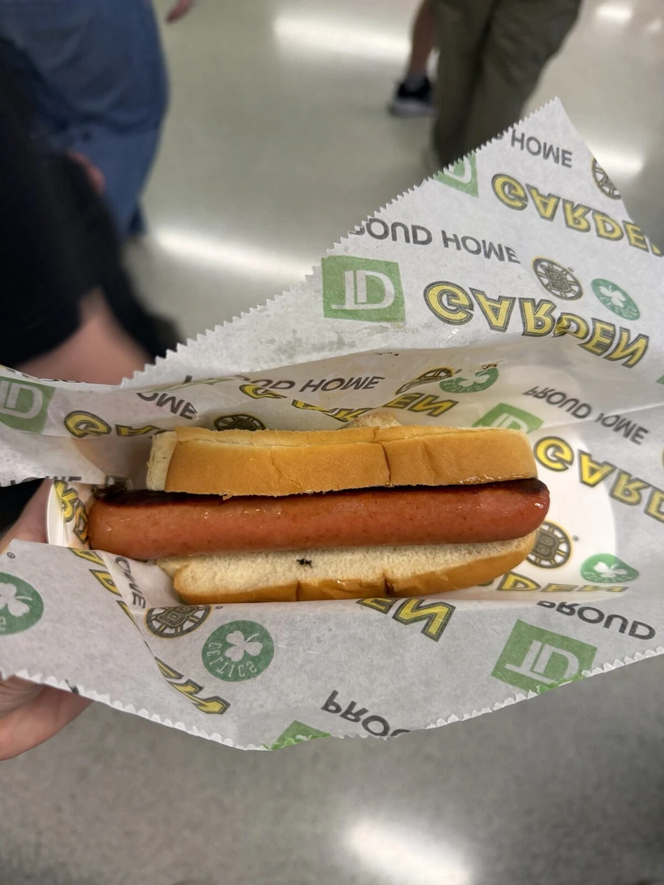 TD GARDENとBruins、Celticsのロゴ入りの包み紙のホットドッグ