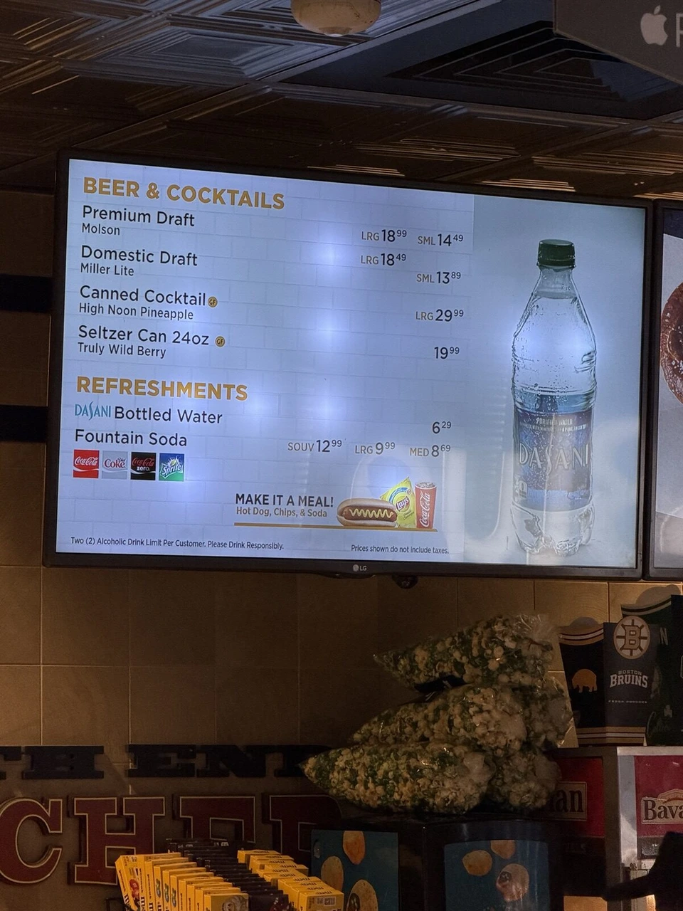 TDガーデンの売店のメニュー。Molsonのビール大18.99ドル、水6.29ドル