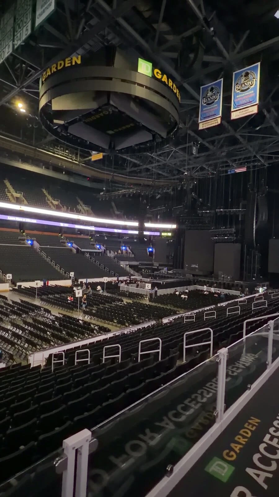 開演前のTDガーデンの客席。フロアに折りたたみ椅子が並び、天井からTD GARDENの表示のある大型ビジョンが下がっている