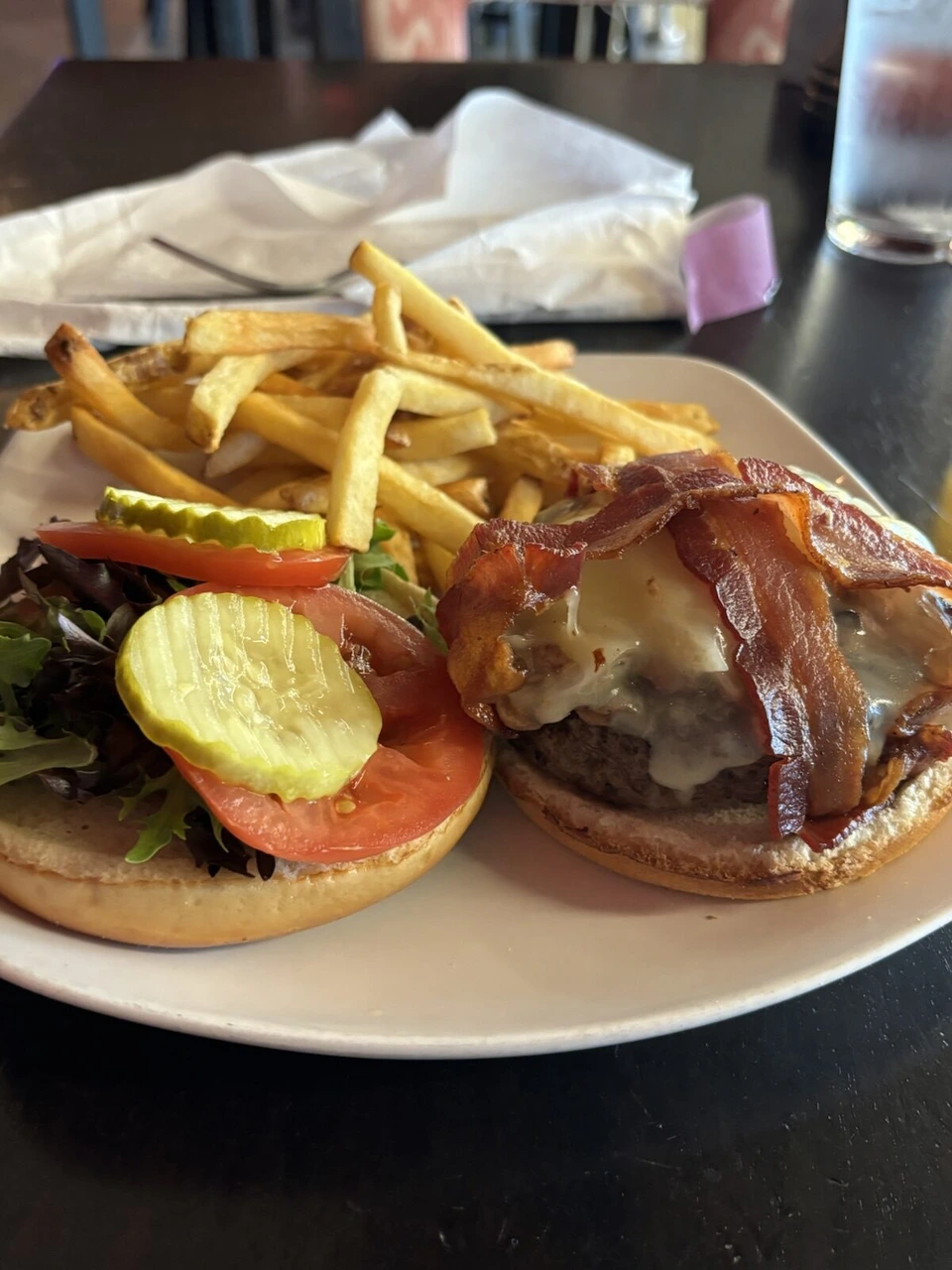 ボストン・ローガン空港ターミナルBで食べたベーコンとチーズのハンバーガーとフライドポテト