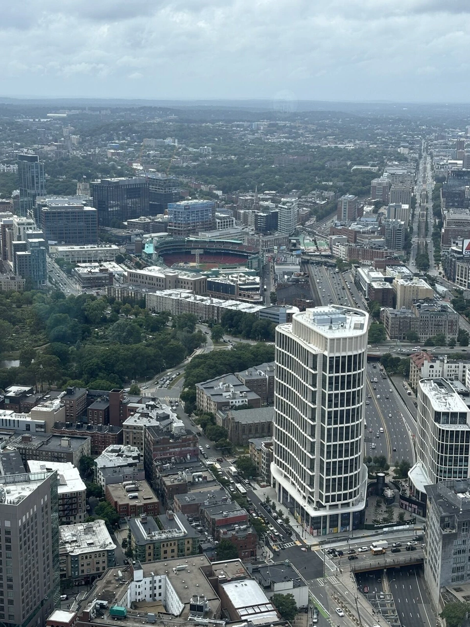 View Bostonの展望台から見下ろしたフェンウェイ方面と白い高層マンション