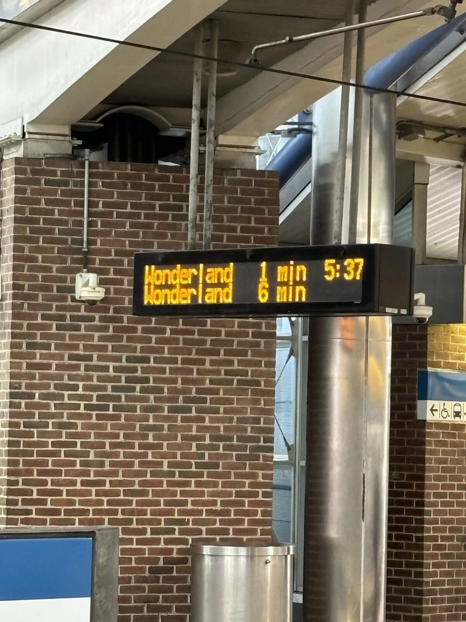 ボストンのMBTAブルーラインの駅の電光掲示板。Wonderland行きが1分後と6分後