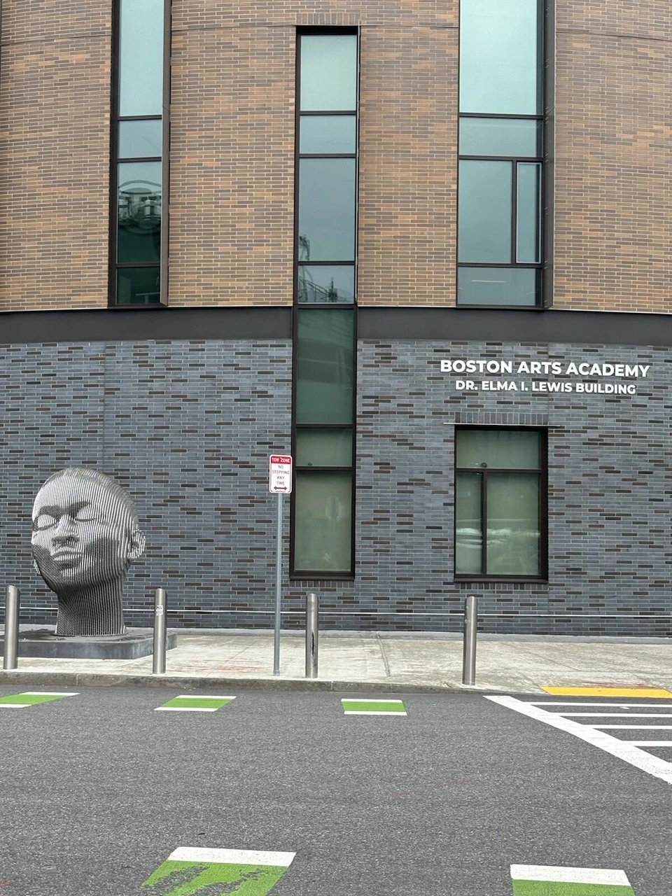 ボストン・アーツ・アカデミーの建物の前にある大きな顔の彫刻