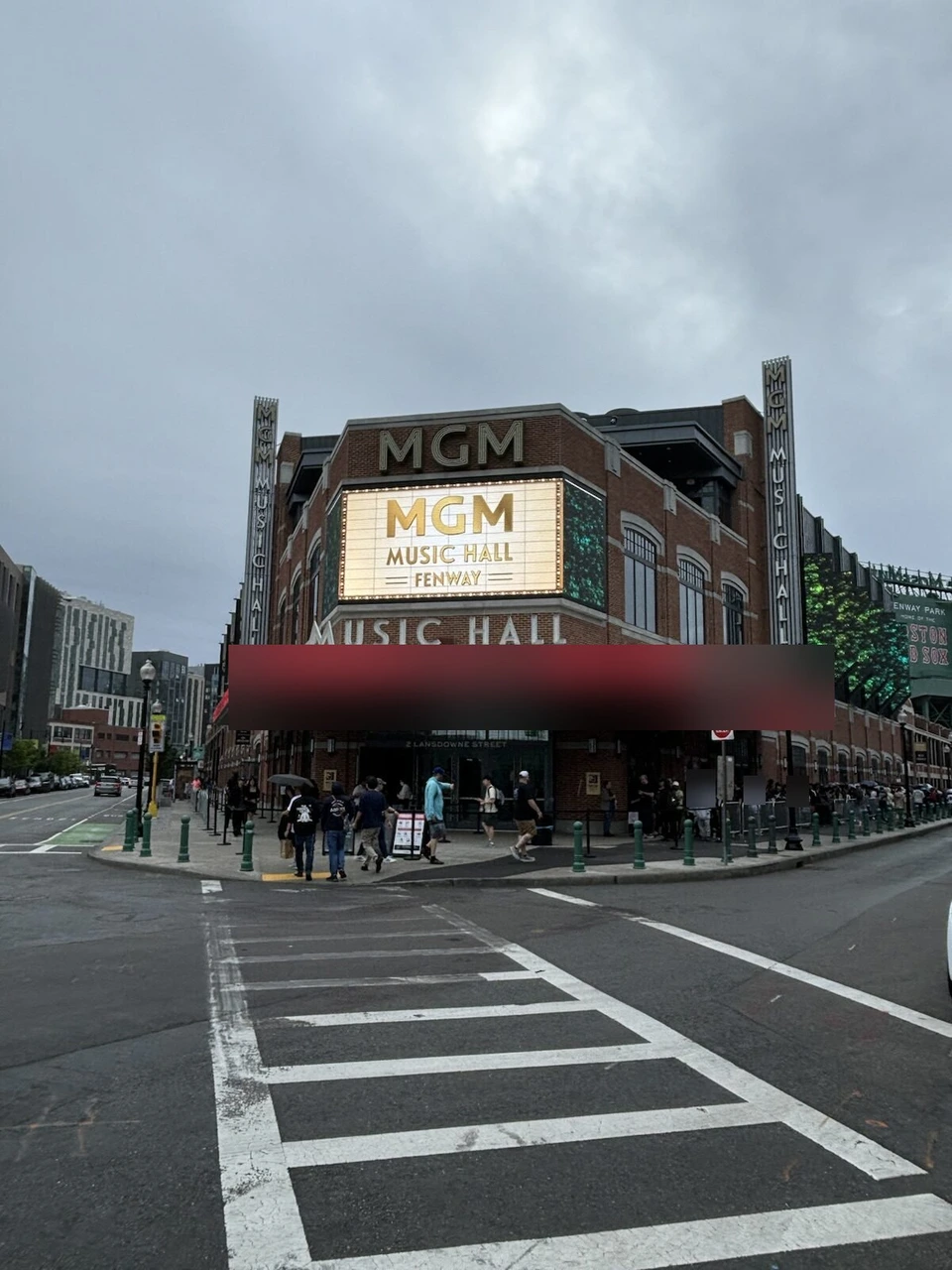 MGM Music Hall at Fenwayの外観。赤いひさしとMGMの看板