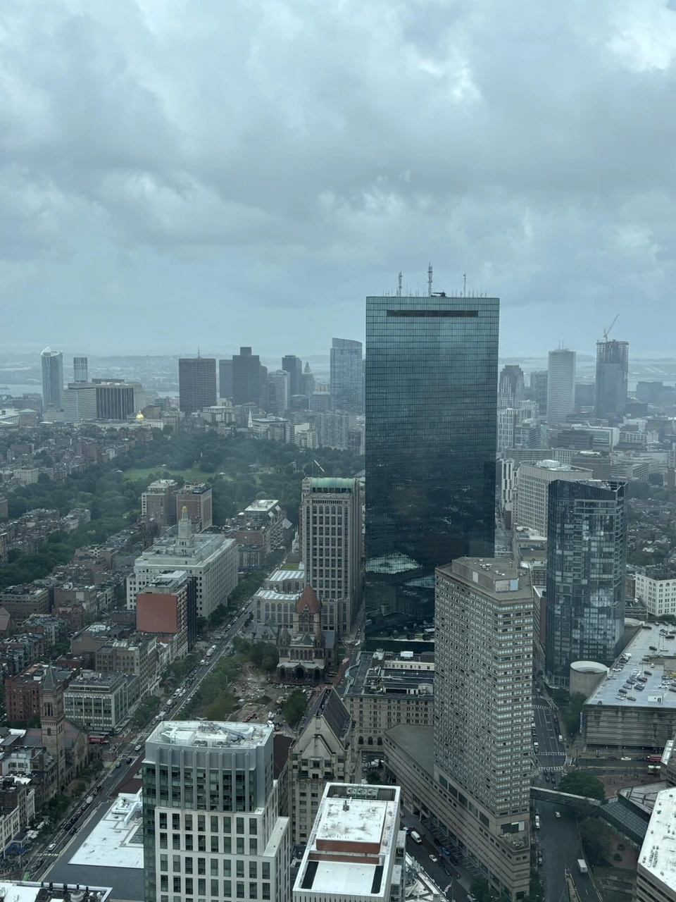 View Bostonから見たジョン・ハンコック・タワー(200 Clarendon)と、その下のトリニティ教会、奥のダウンタウン