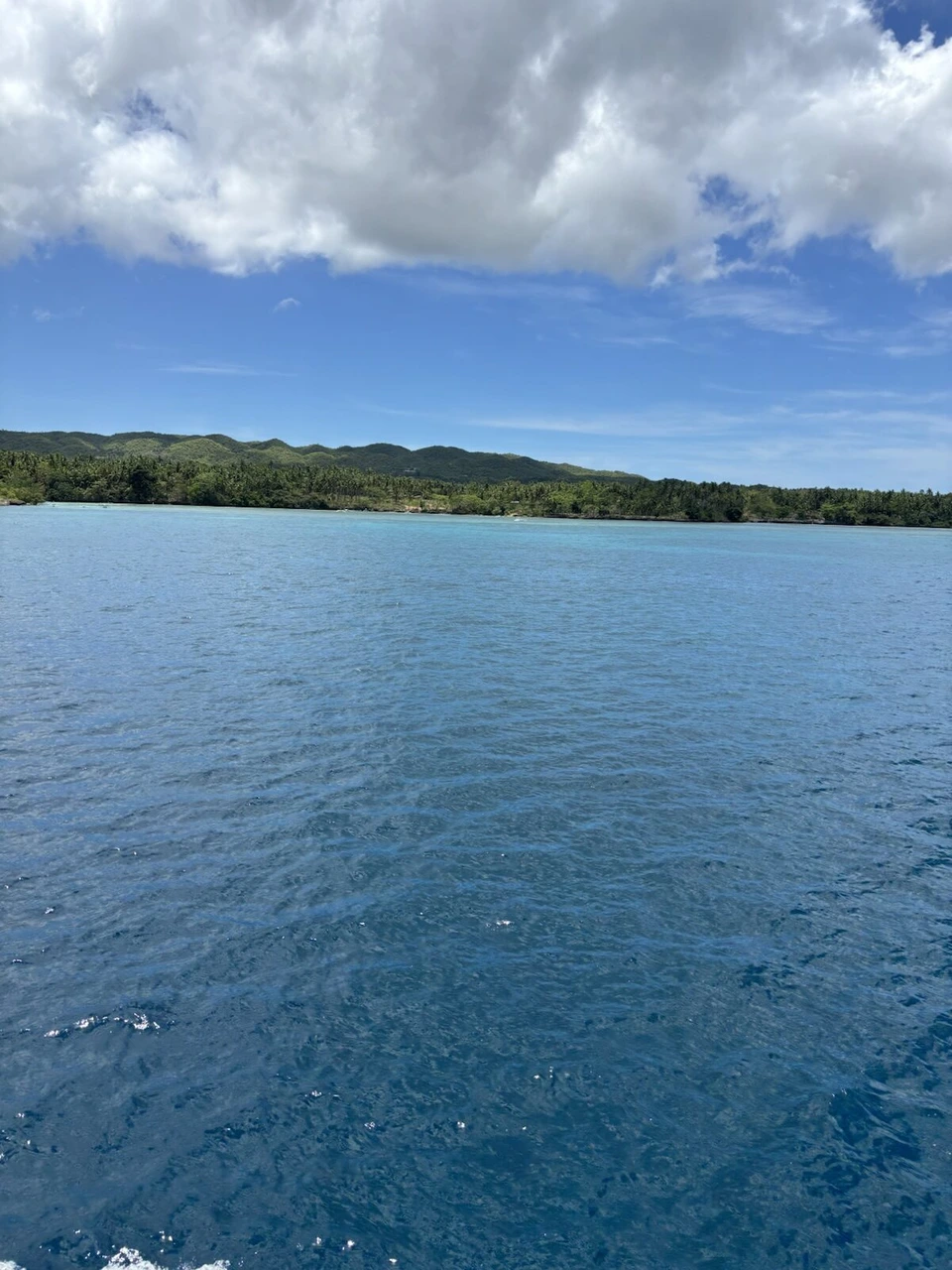 フェリーから見えてきたカモテス諸島の緑の島と白い砂浜