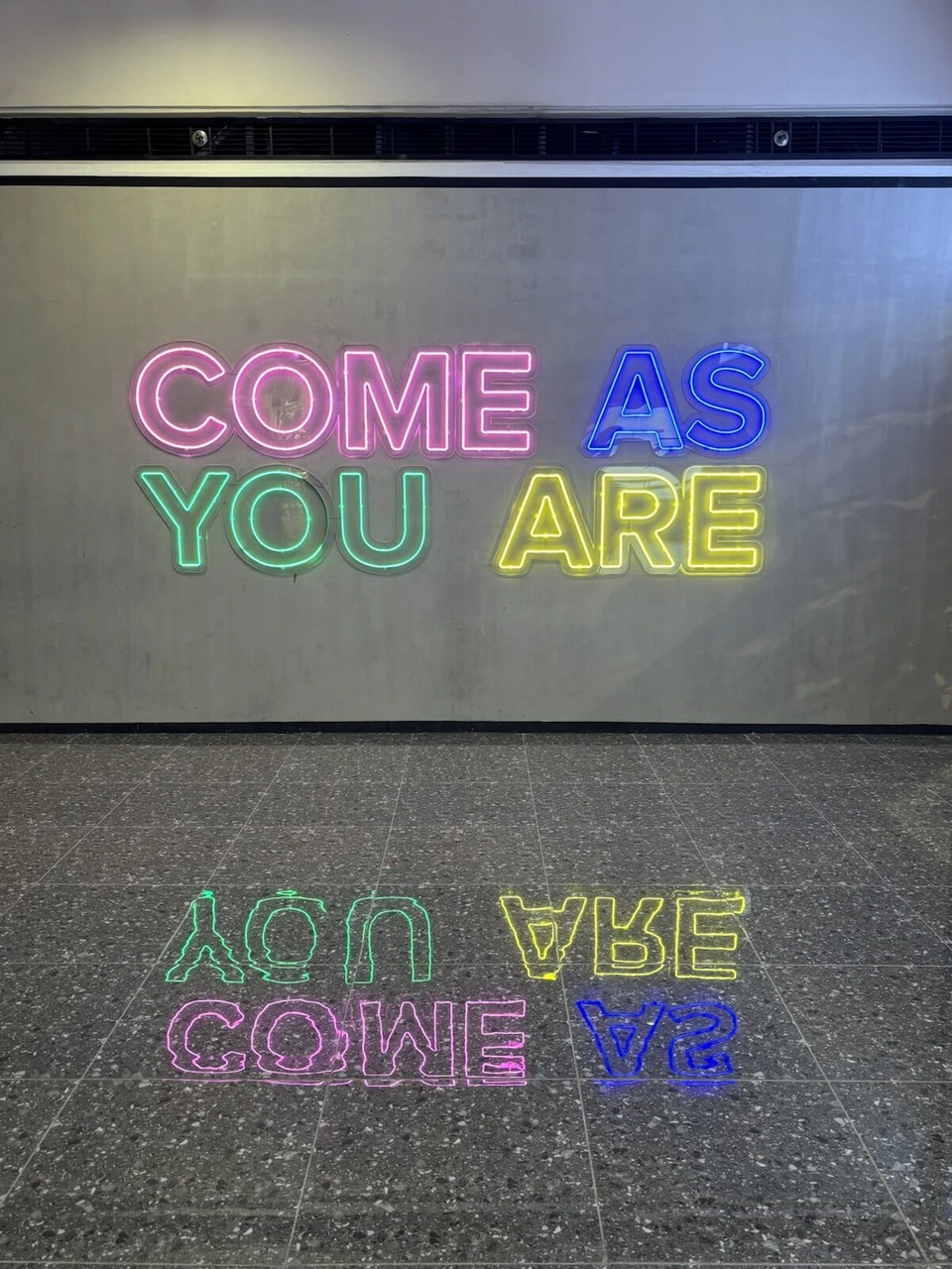 COME AS YOU AREと光るネオンサイン