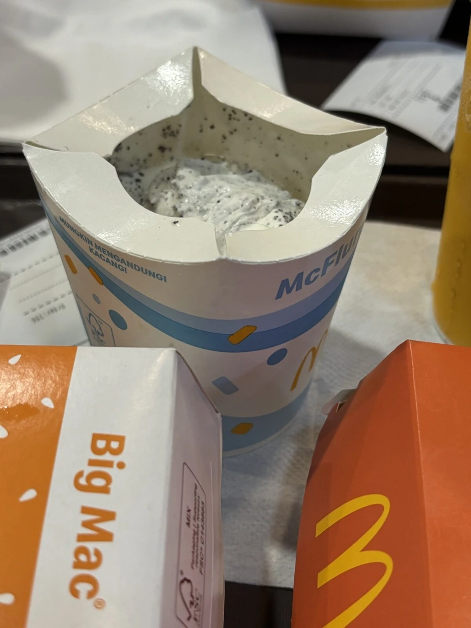 マクドナルドのマックフルーリーとビッグマックの箱