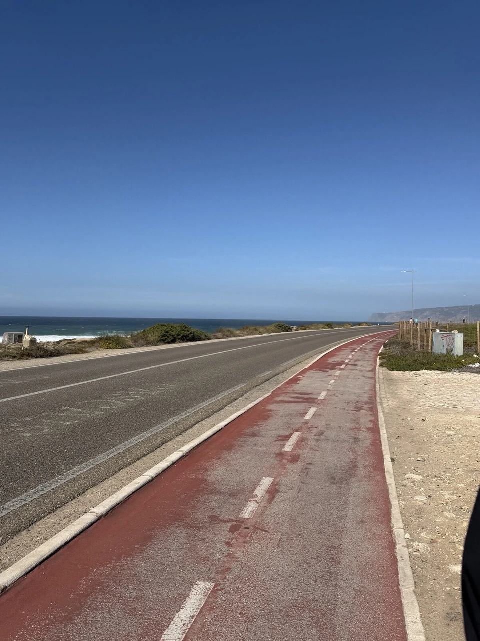 海沿いの道路の横に続く赤い自転車レーン