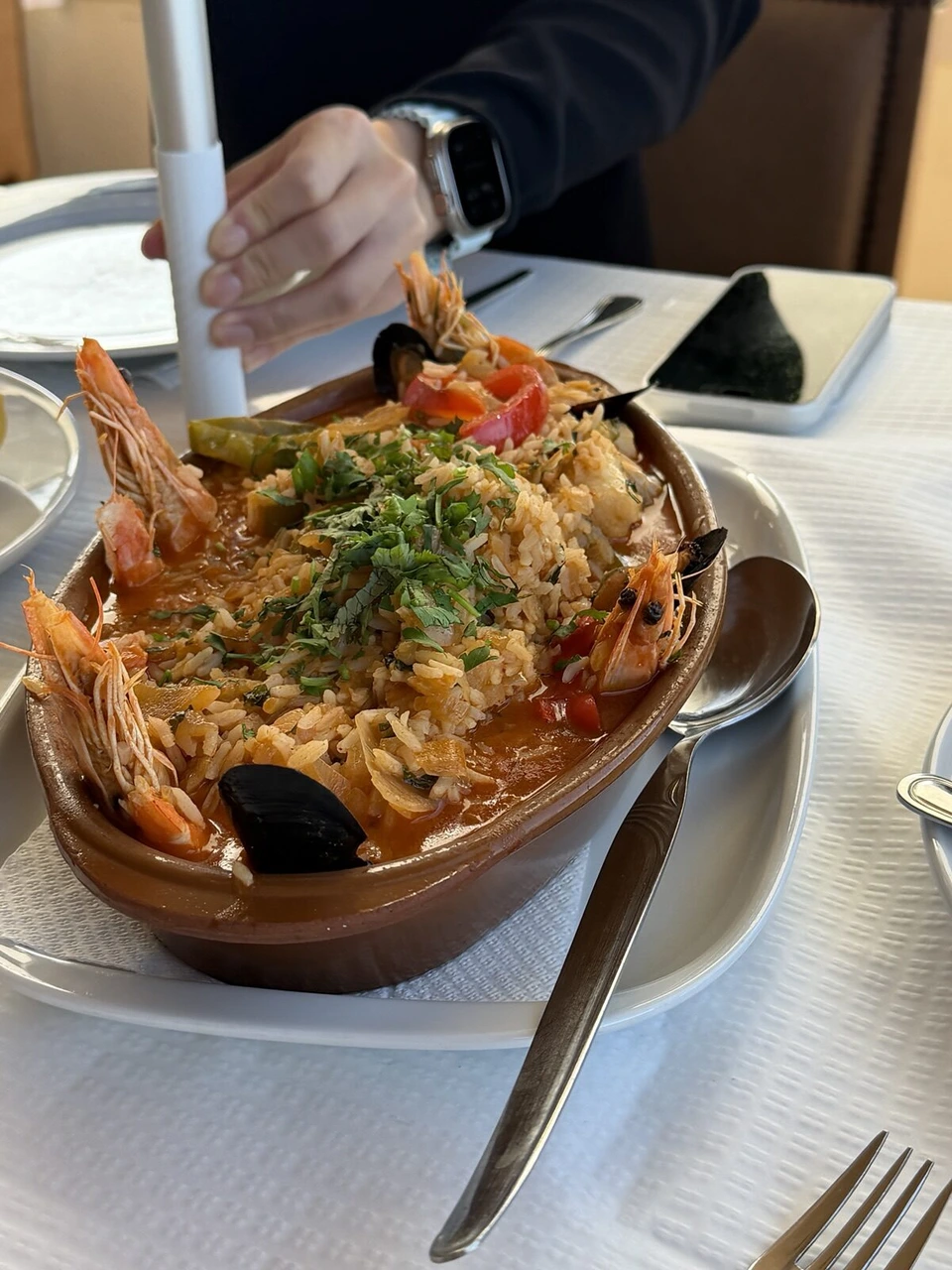 エビとムール貝が入ったトマト味の魚介のごはん鍋