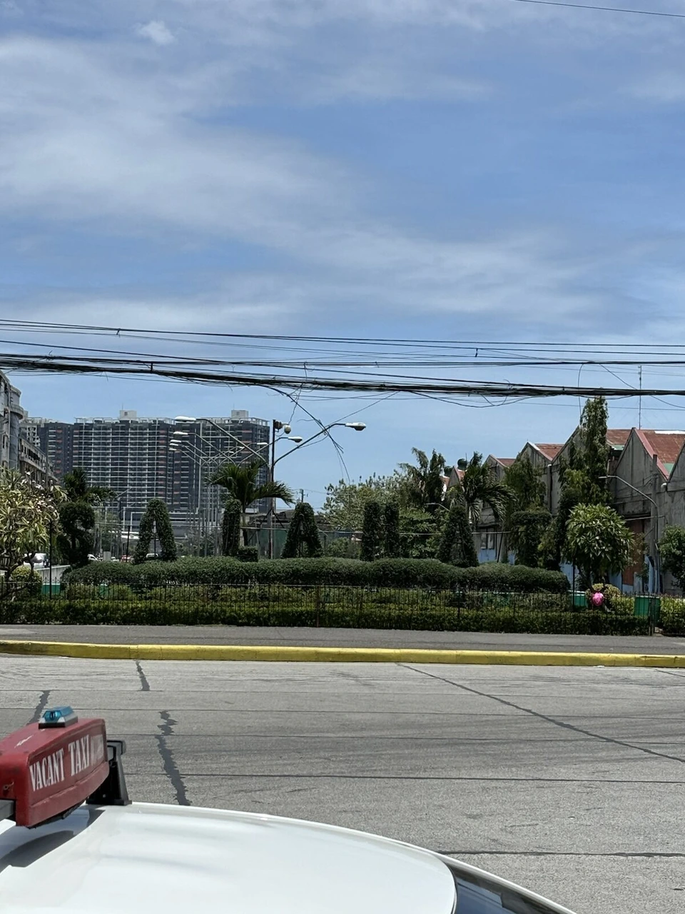 セブ旧市街へ向かうタクシーの車内から見た、セブ市の海沿いの道路と緑地