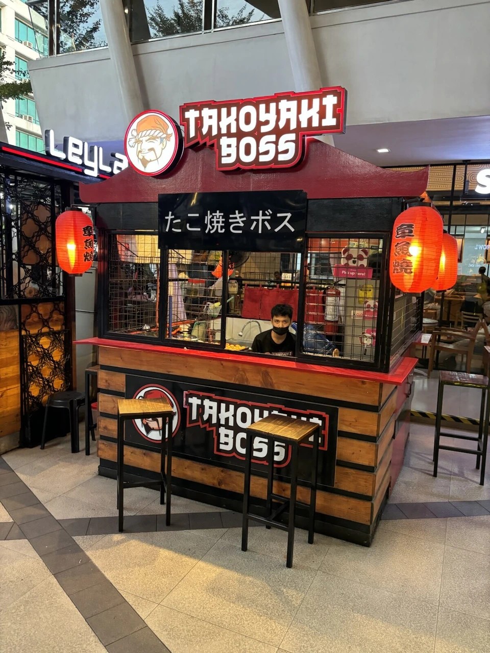 セブのモールの中のたこ焼き店Takoyaki Bossの屋台風の店舗