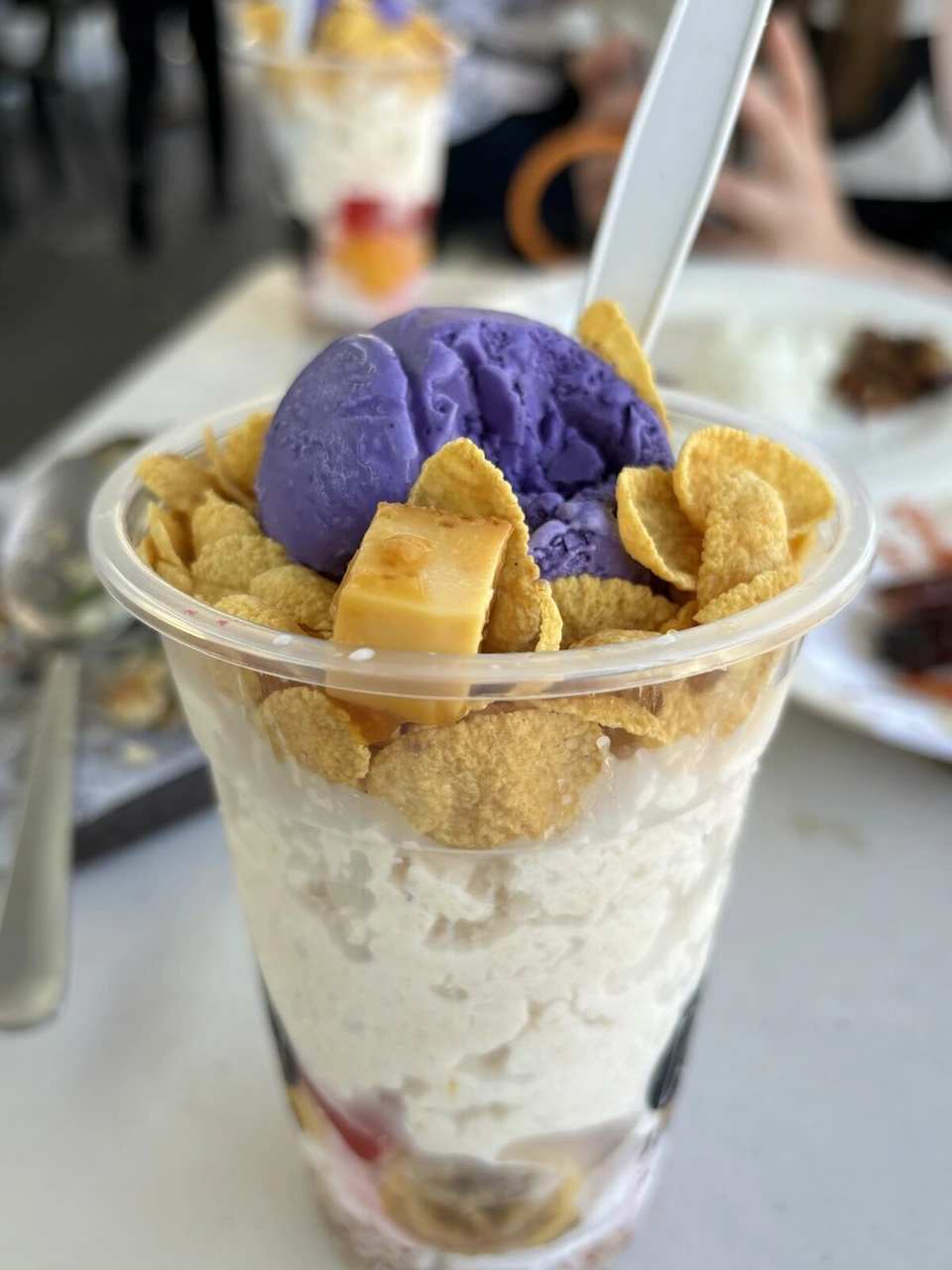 紫芋のアイスとコーンフレーク、プリンがのったハロハロ