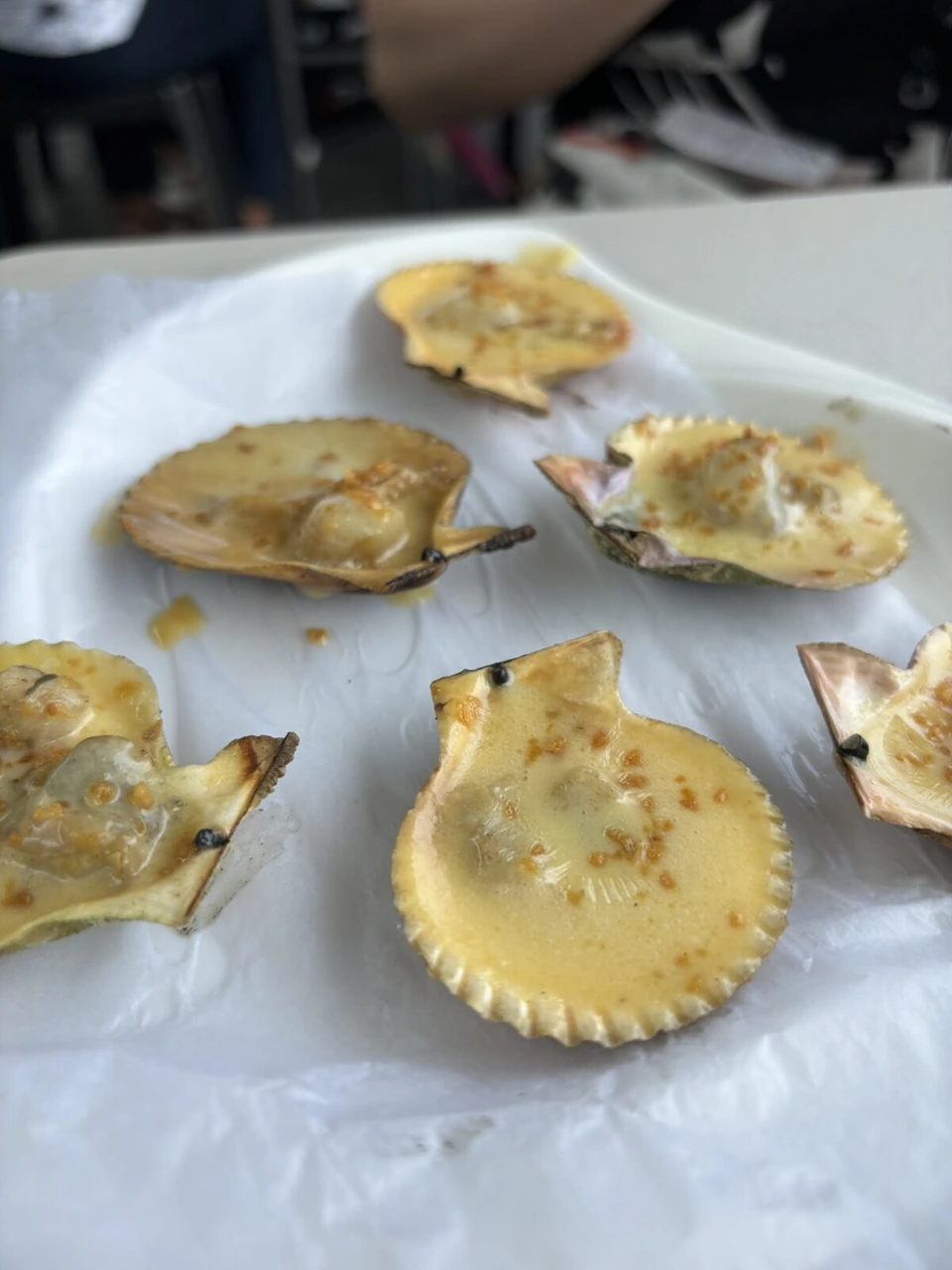 チーズをのせて焼いたホタテの皿