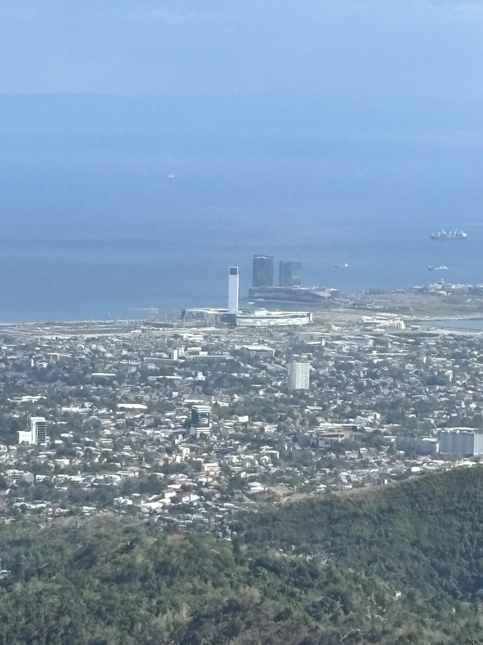 ズームで撮ったセブの港の近くの高層ビルと海