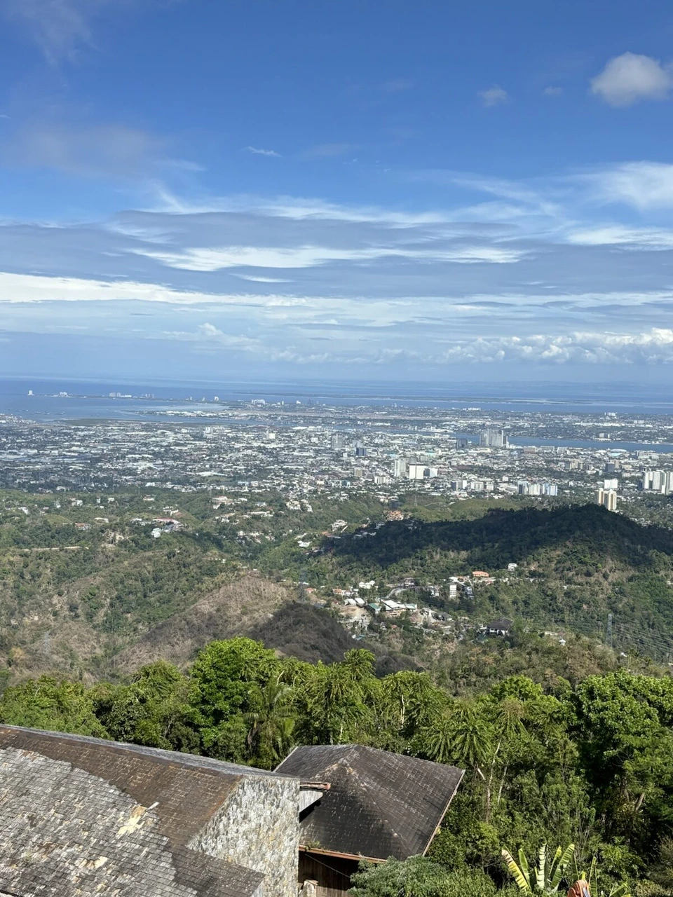 トップス展望台から見た手前の緑の山と、その先に広がるセブの街