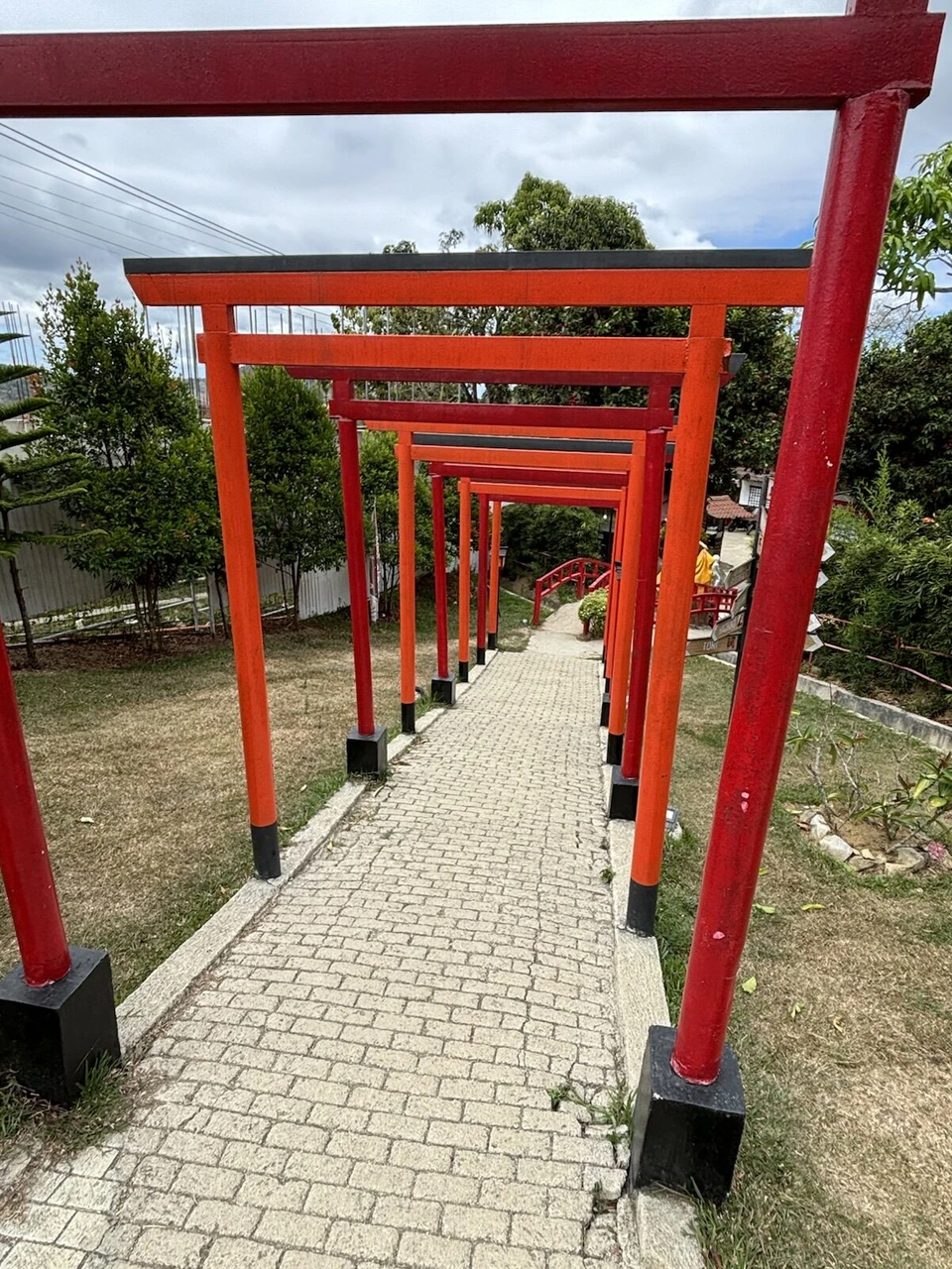 セブのリトル京都の、赤い鳥居が奥まで連なる石畳の道