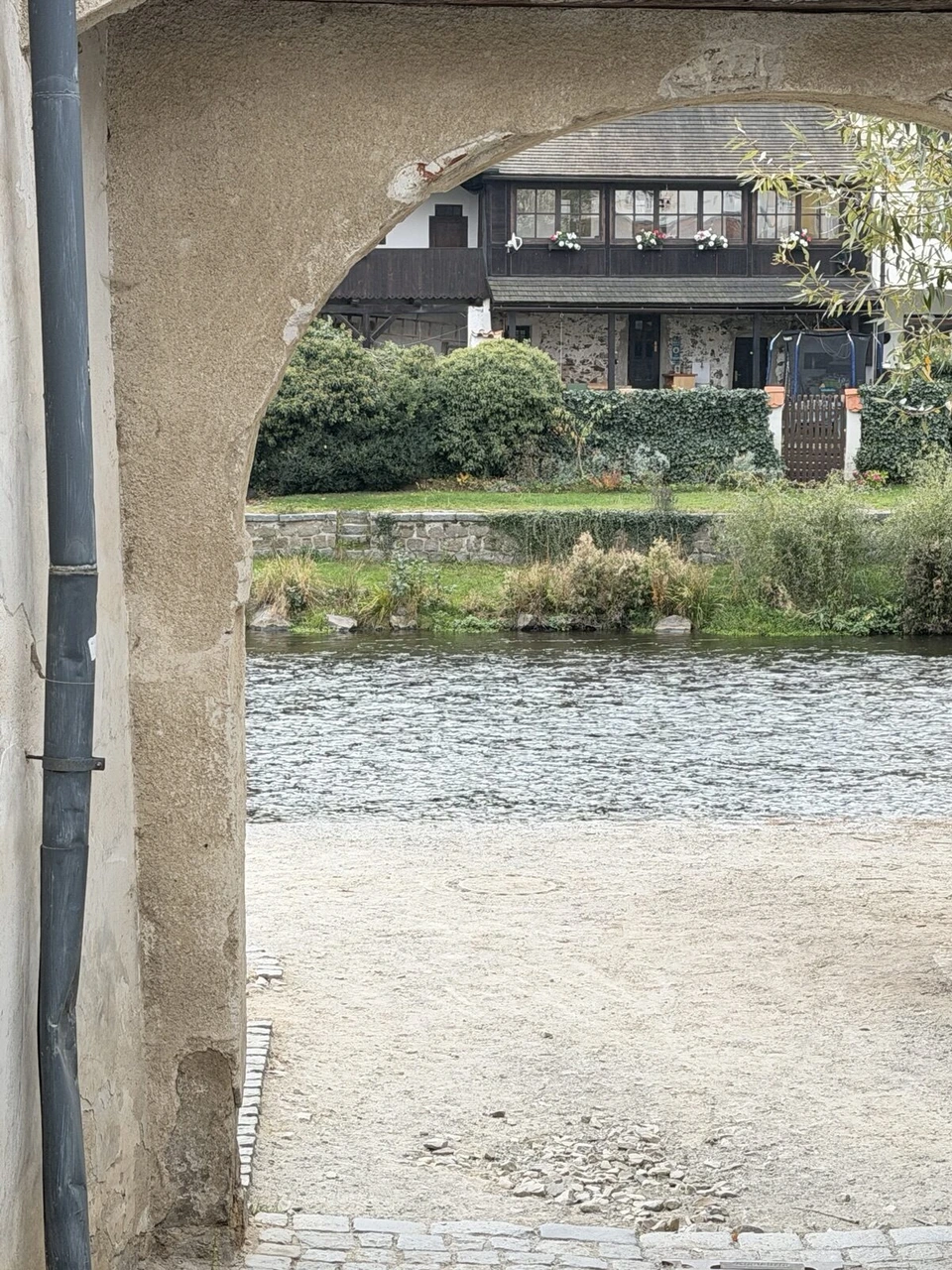 石のアーチの向こうに見える川と河原