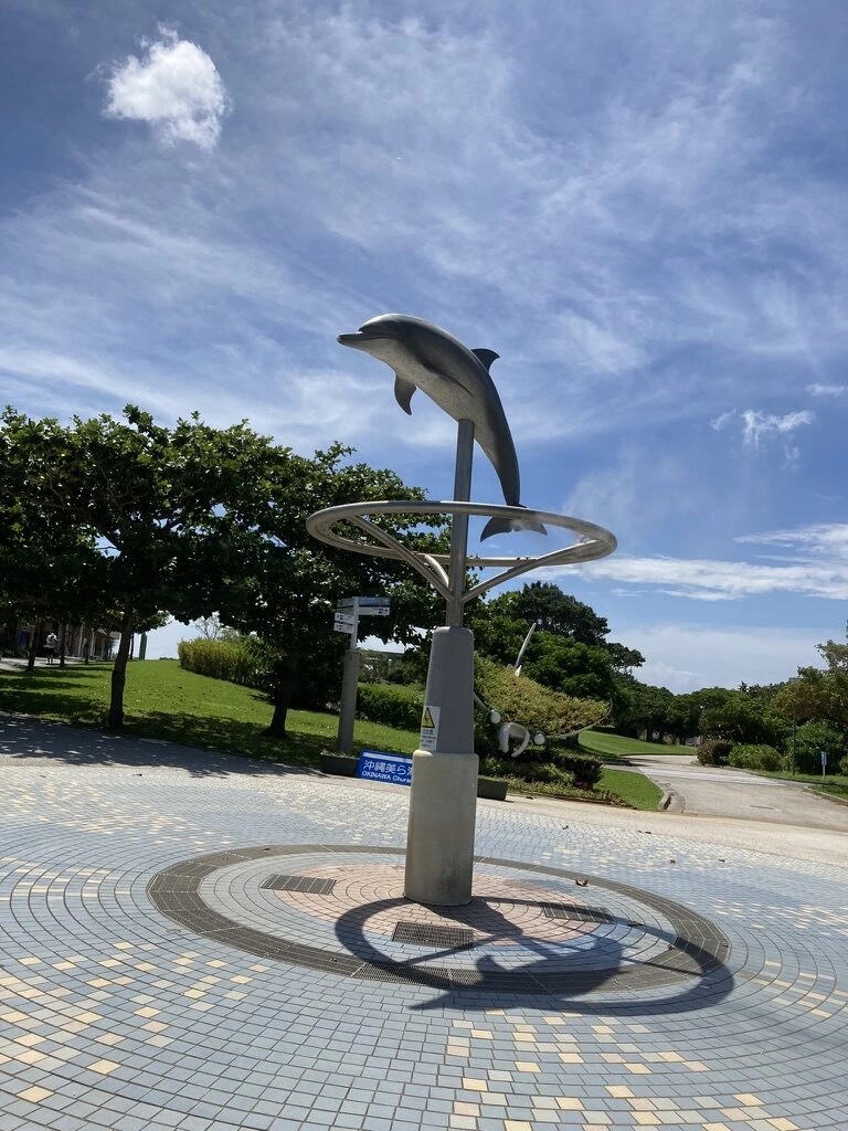 海洋博公園の円形広場に立つイルカのモニュメント