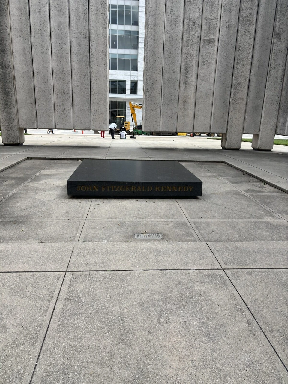 コンクリートの壁に囲まれた中央の黒い石。JOHN FITZGERALD KENNEDYの文字