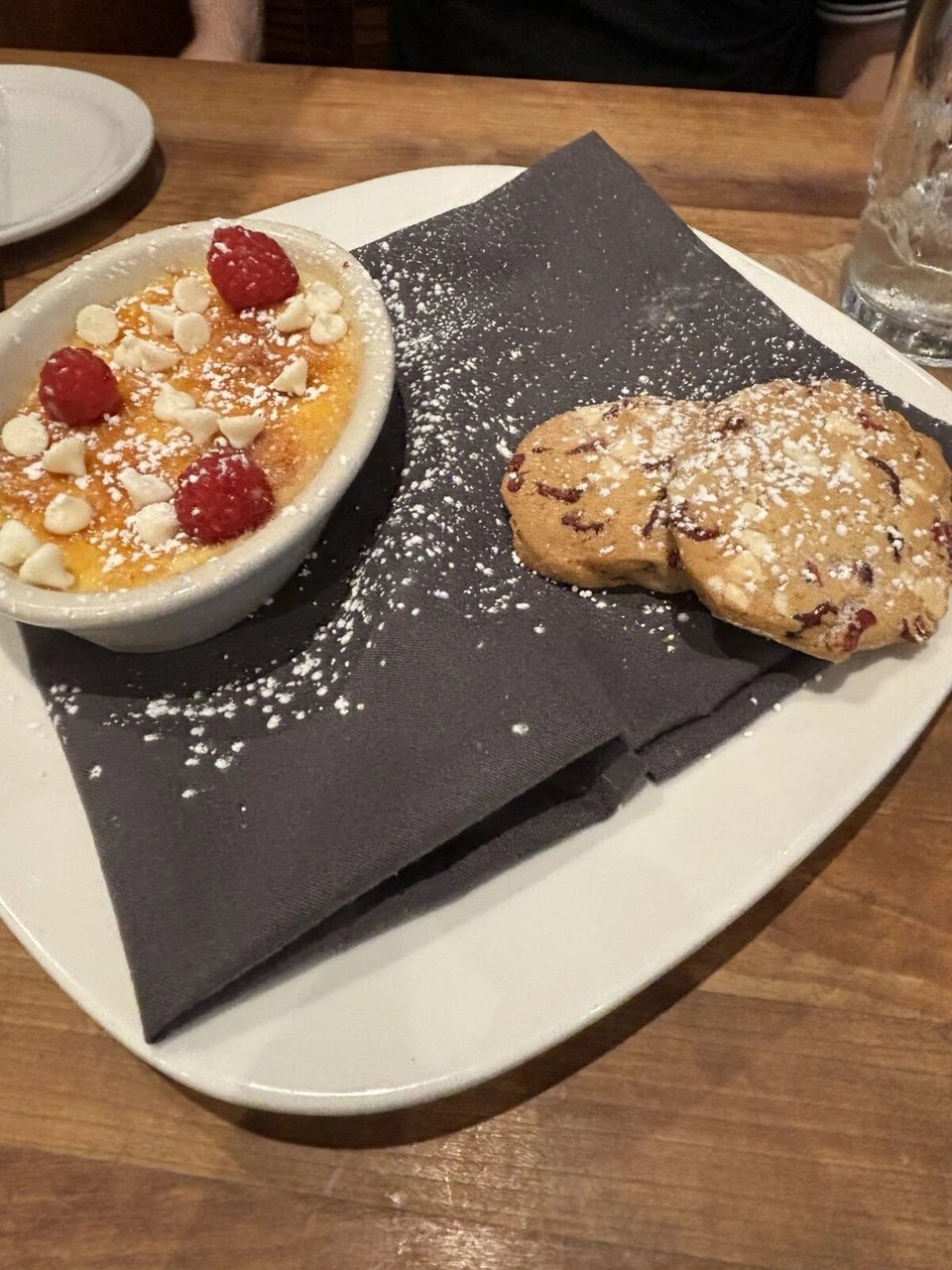 ラズベリーとホワイトチョコが載ったクレームブリュレとクッキー