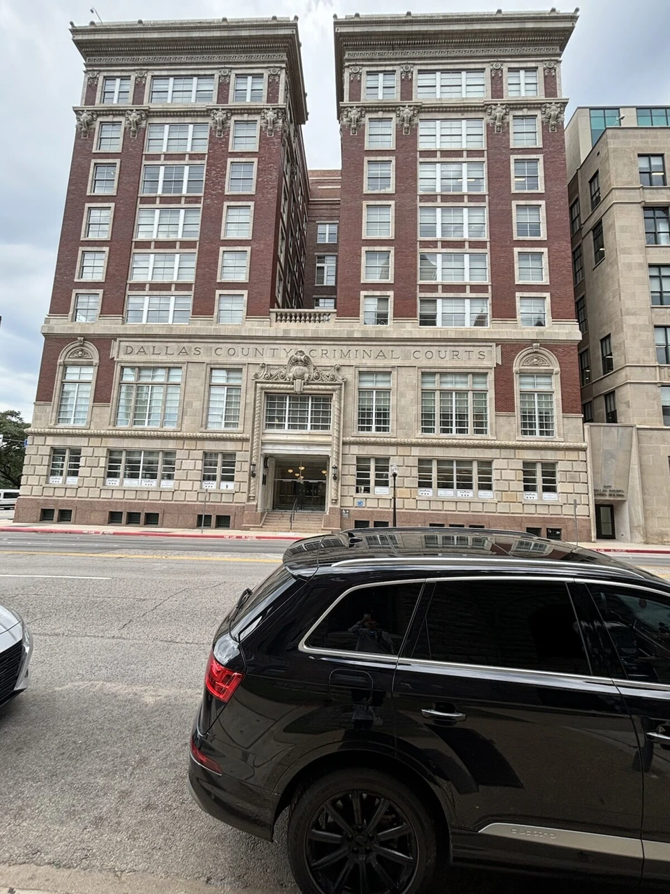DALLAS COUNTY CRIMINAL COURTSと書かれたれんがの建物