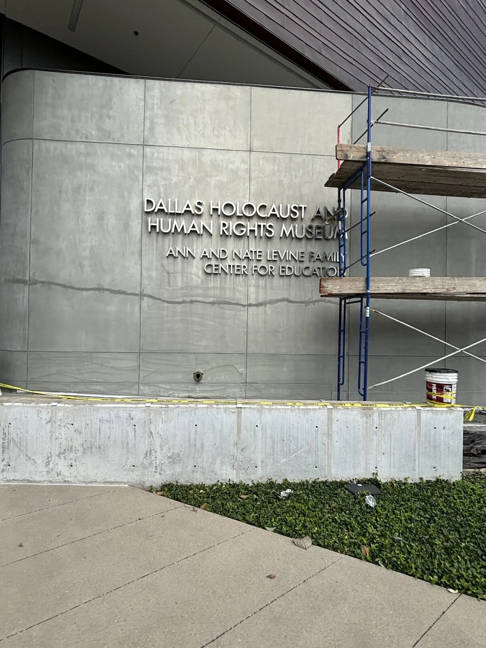 Dallas Holocaust and Human Rights Museumの文字が入った灰色の外壁