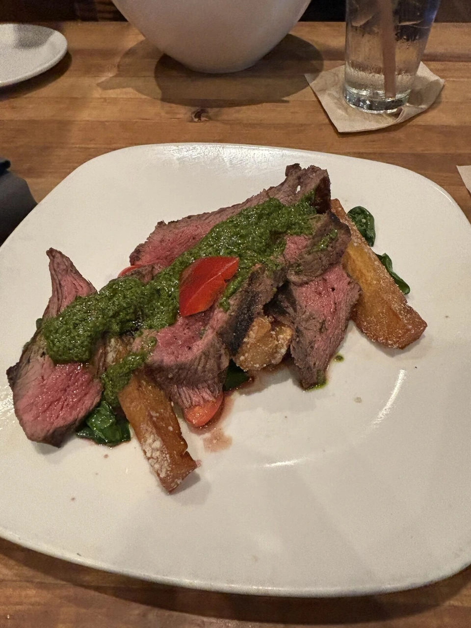 北ダラスのWoodlands American Grillのチミチュリソースのステーキと揚げたポテト