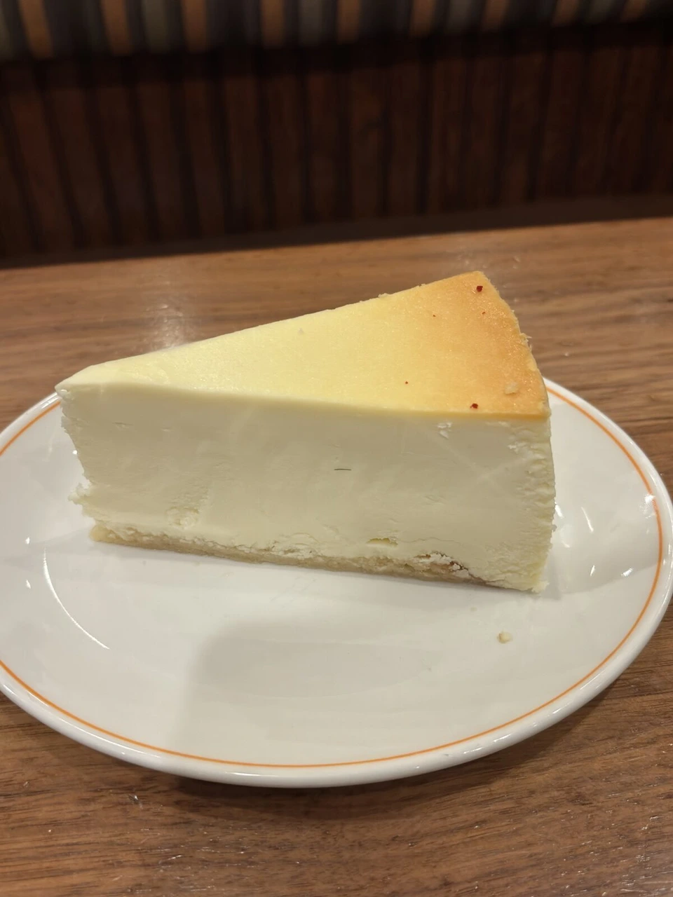 皿にのったプレーンのニューヨークチーズケーキ