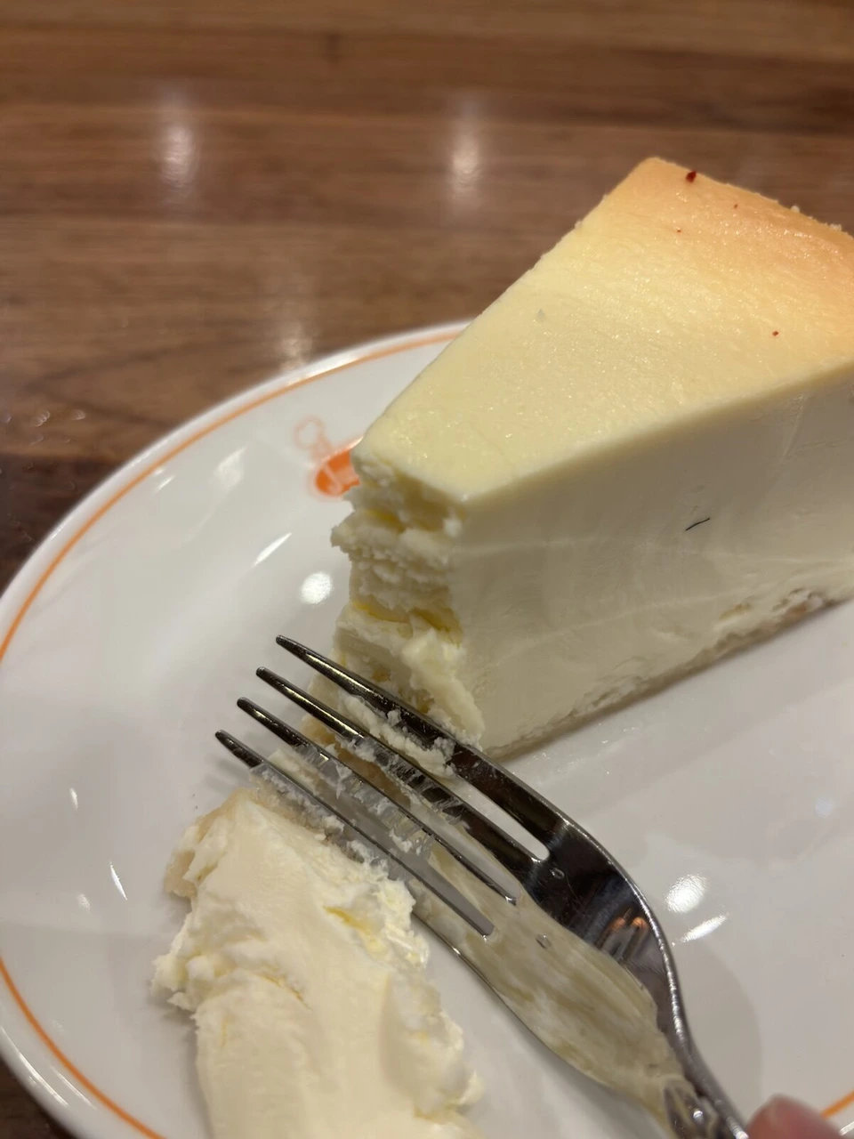 フォークで切ったチーズケーキの断面