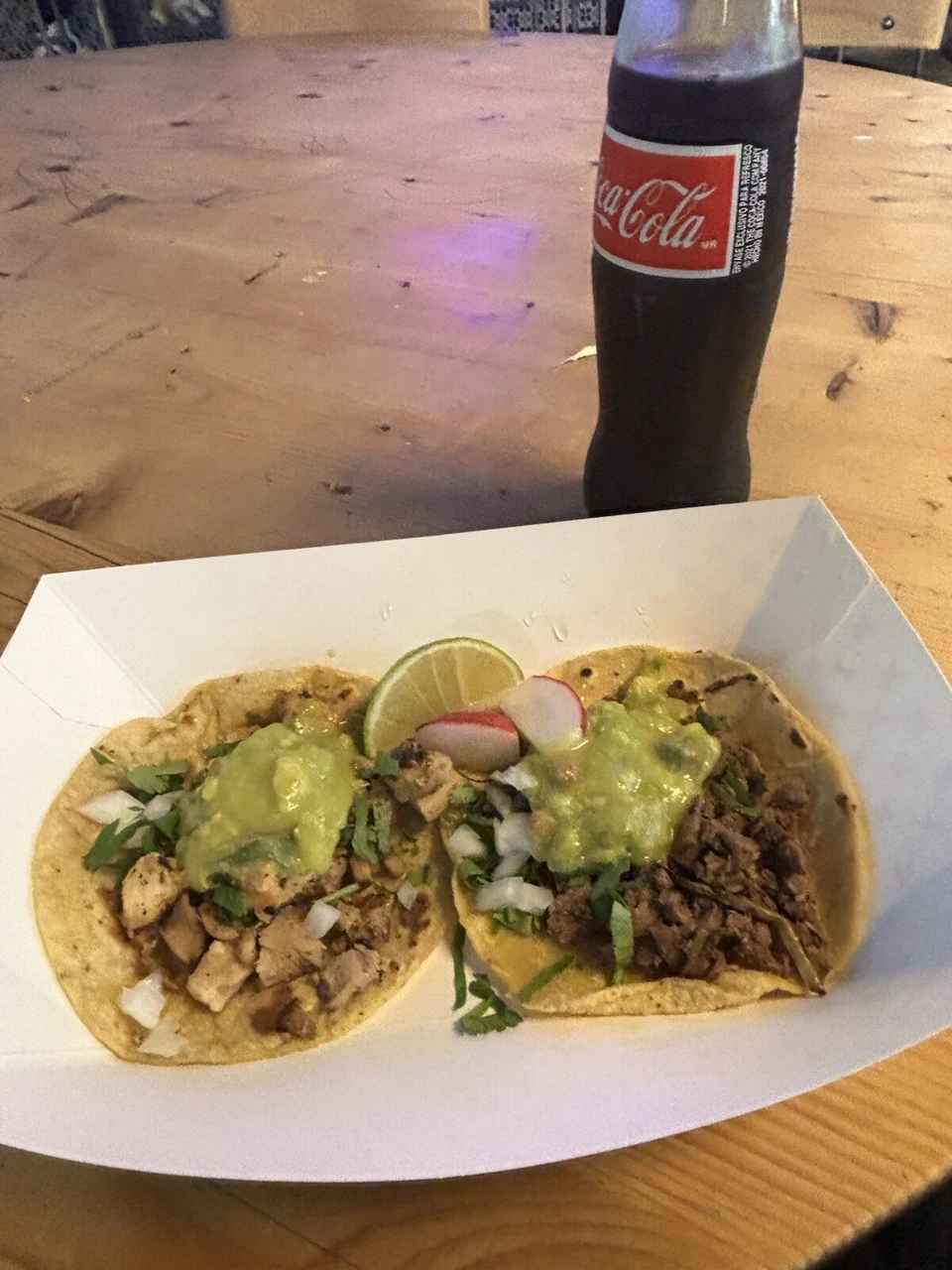 DeKalb Market Hallで買ったタコス2つと瓶のコカ・コーラ