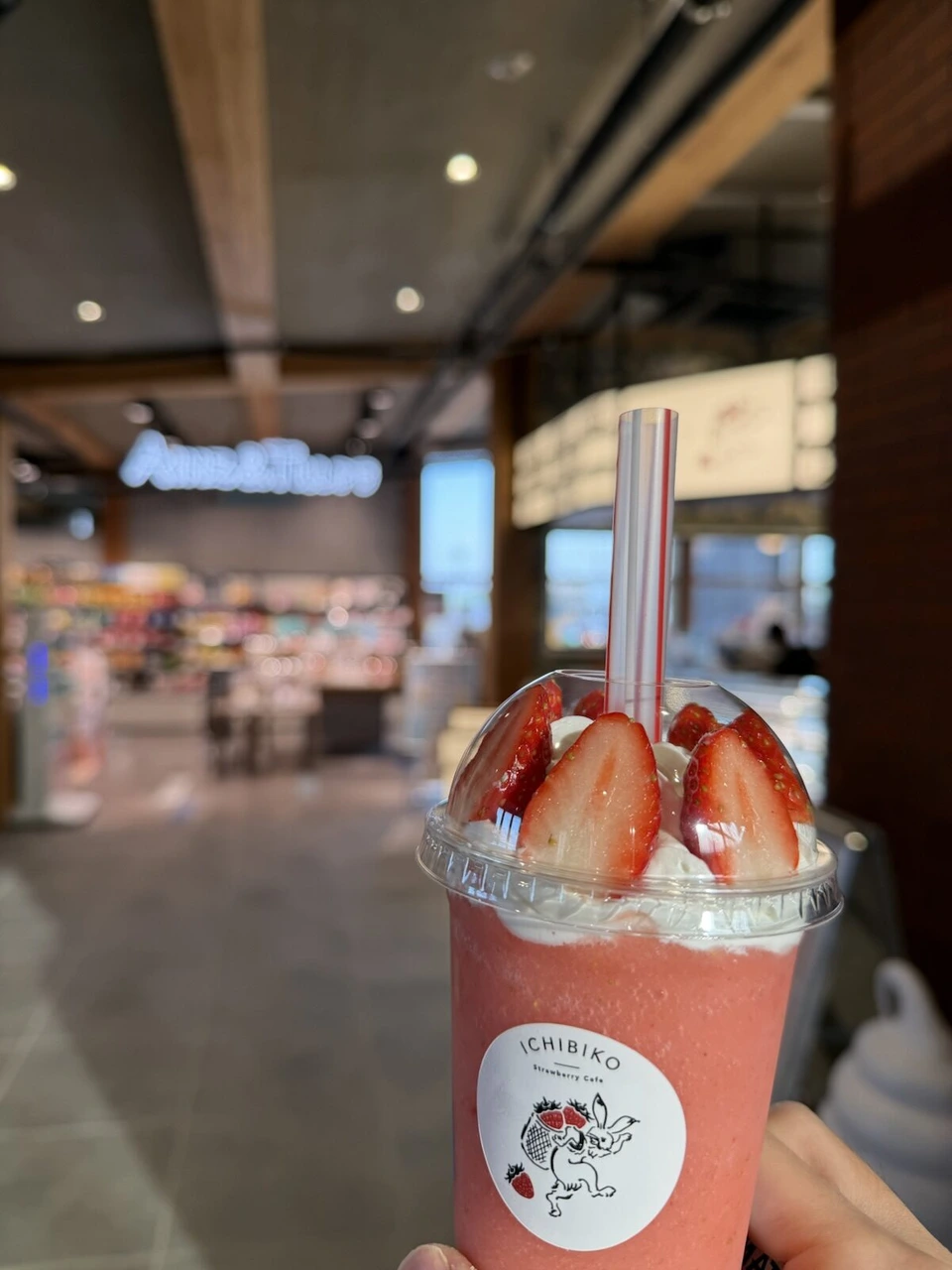 エスコンフィールドのICHIBIKOのいちごのドリンク。上にいちごとクリーム
