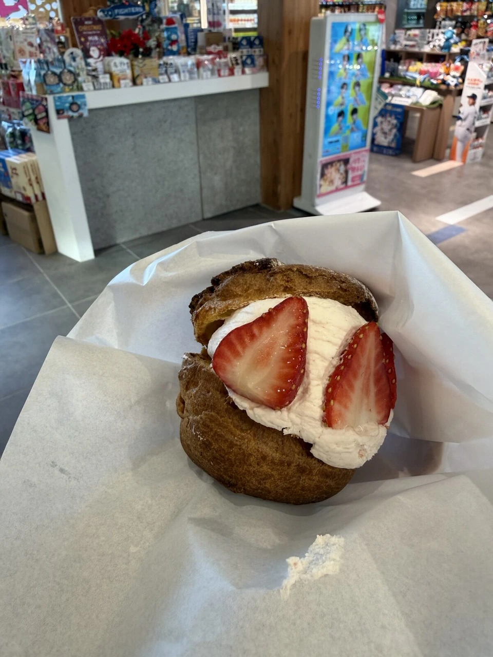 エスコンフィールドで買った、いちごとクリームを挟んだシュークリーム