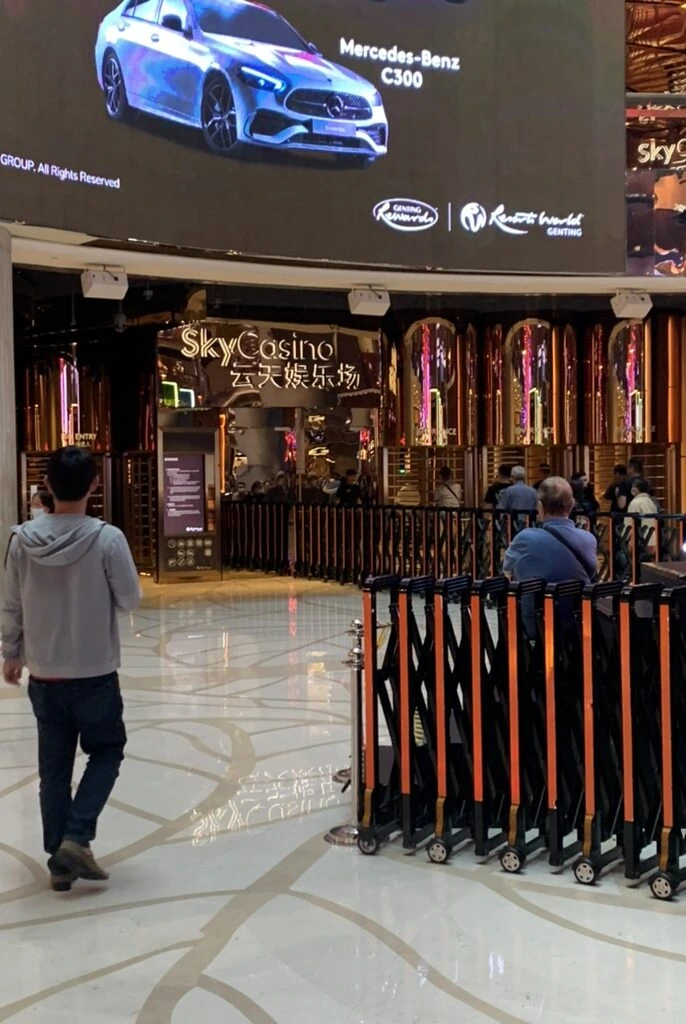 ゲンティンハイランド山頂SkyAvenueのSkyCasinoの入口。上にメルセデス・ベンツの大型広告画面