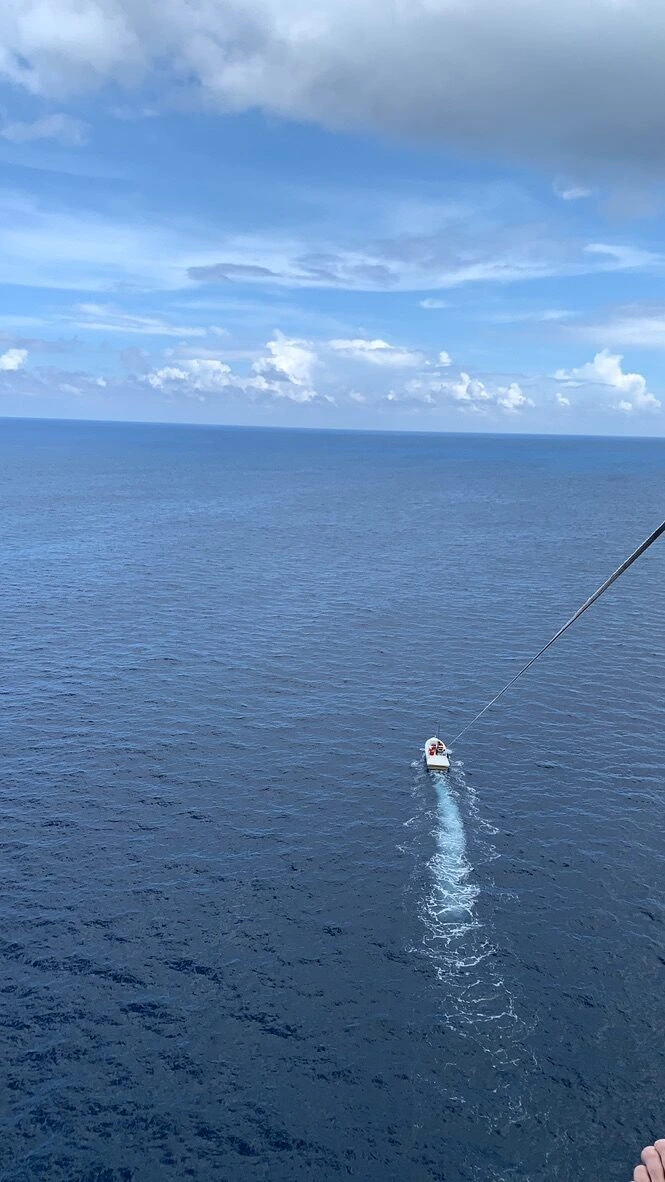 上空から見下ろした海とボートの白い航跡