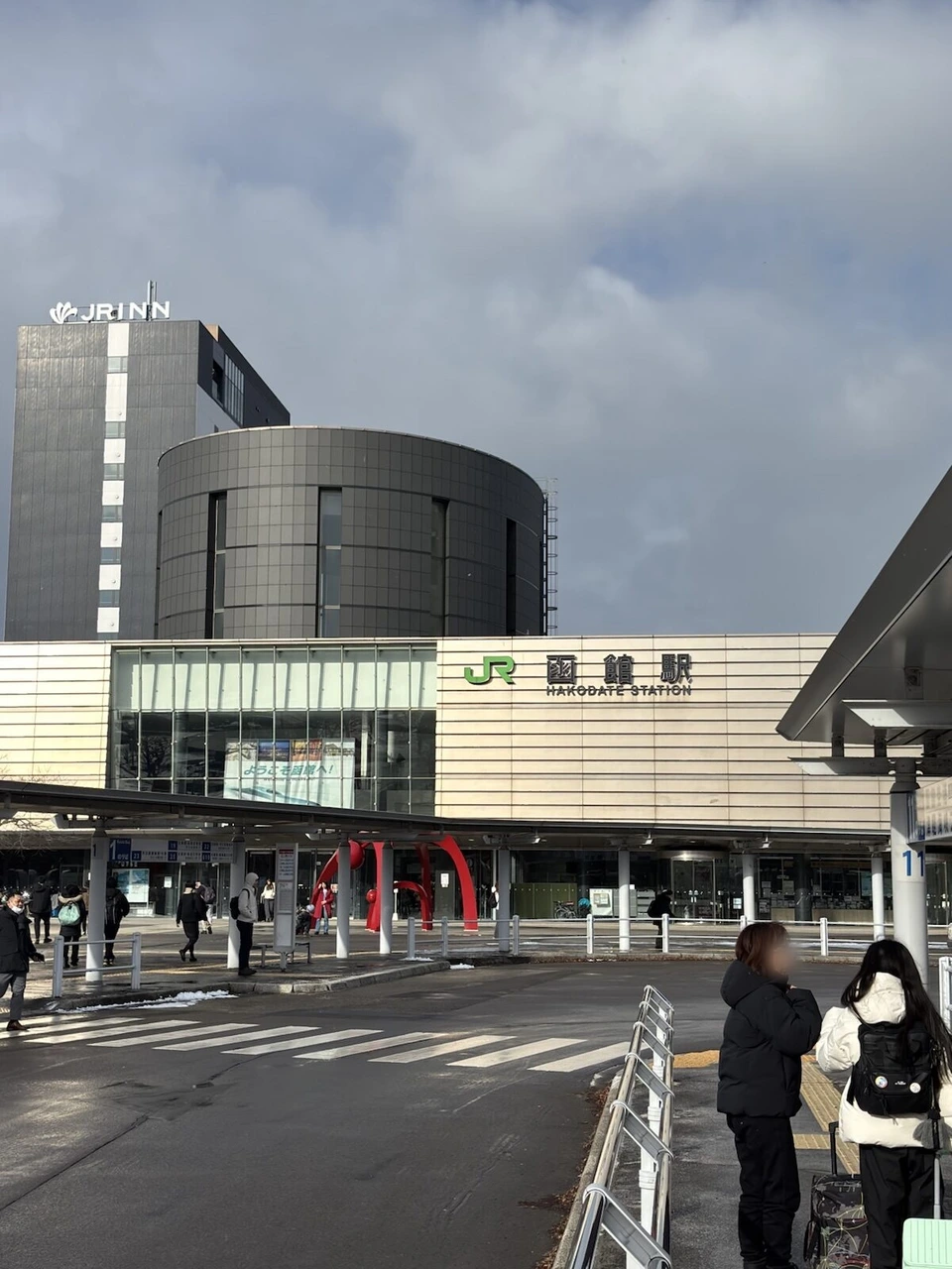 晴れ間ののぞくJR函館駅の駅舎と駅前