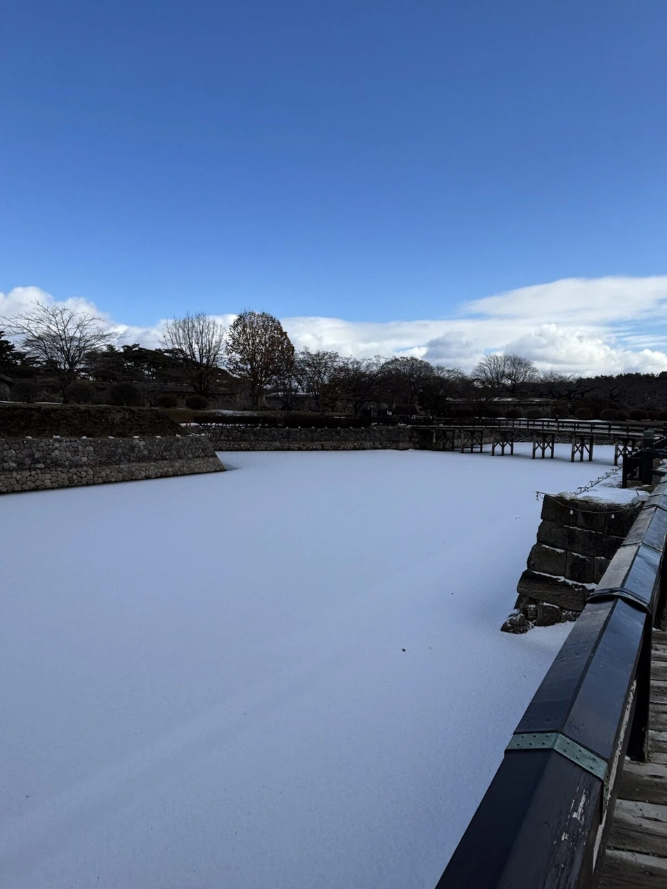 1月の五稜郭公園。雪に覆われて真っ白になった堀と石垣、青空