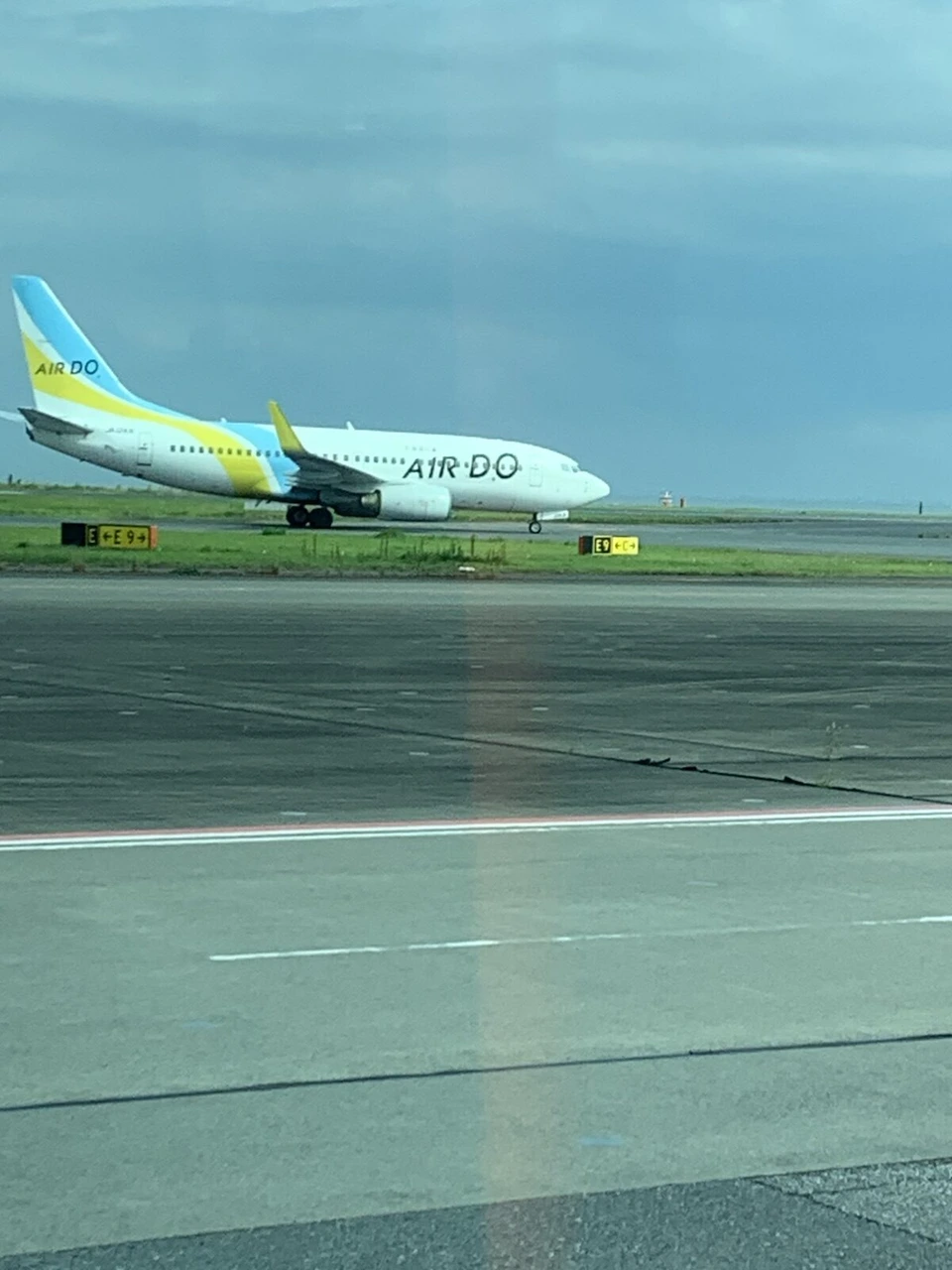 バスの窓から見た、誘導路を走るAIRDOのボーイング737