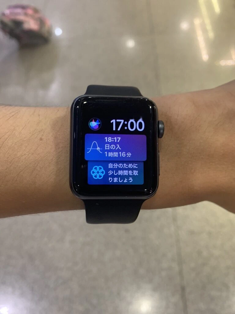 腕時計の画面。時刻と日の入りの表示