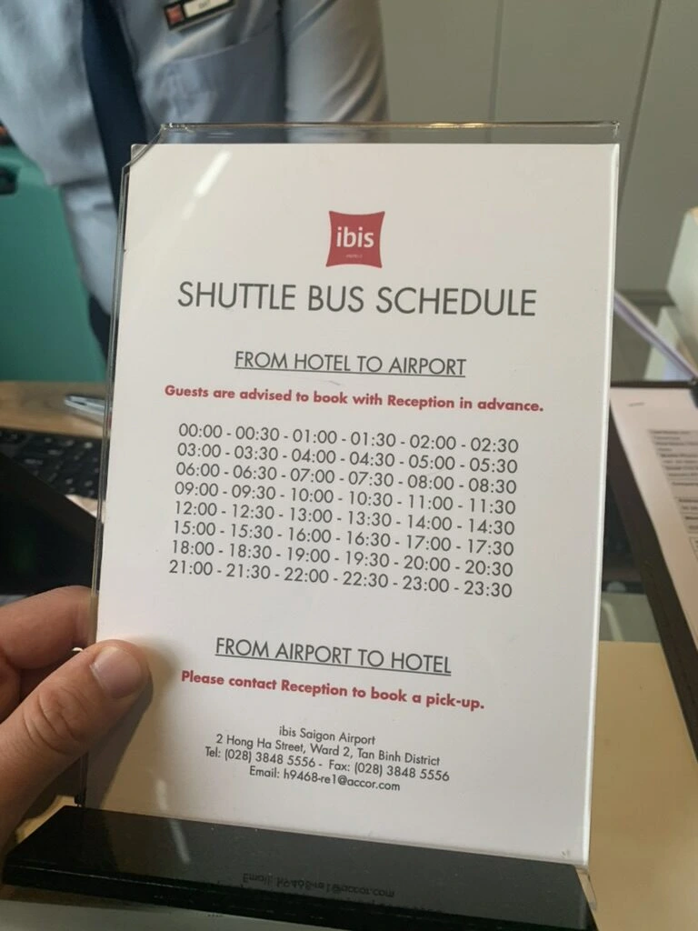 ibisのシャトルバス時刻表。ホテルから空港へ30分おきの時刻が並ぶ