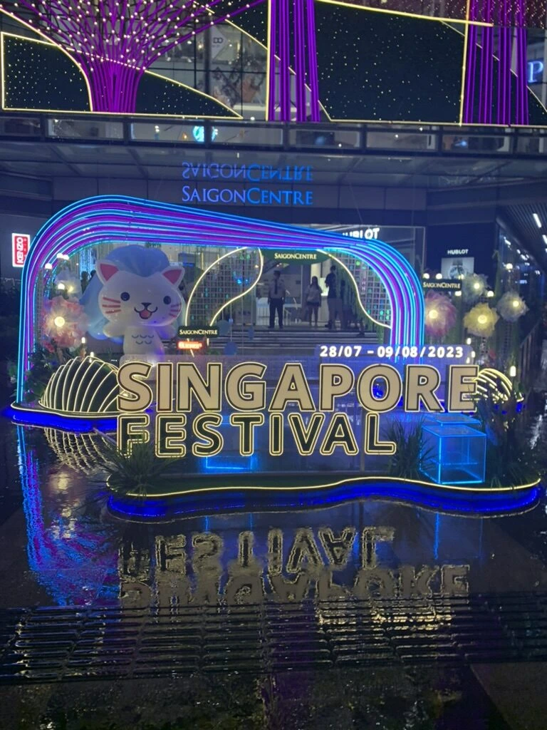 サイゴンセンター前のSINGAPORE FESTIVALの電飾