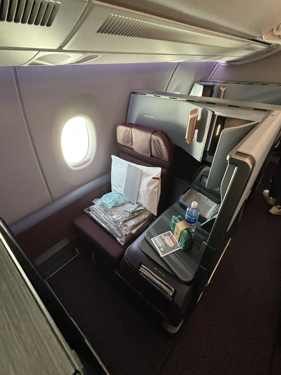 JL12のJAL A350-1000ビジネスクラス座席14K。窓、枕、ブランケット