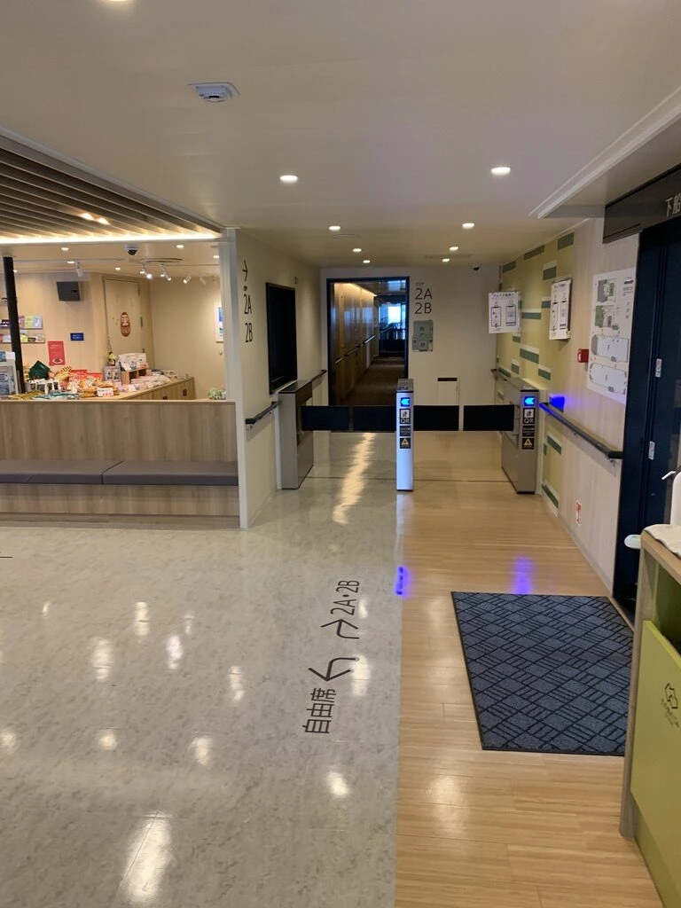 船内の売店と、その横のゲート。床に「自由席」の矢印