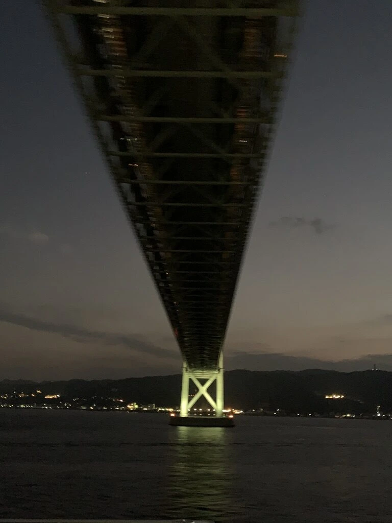 明石海峡大橋の橋桁の真下から見た主塔と対岸の明かり