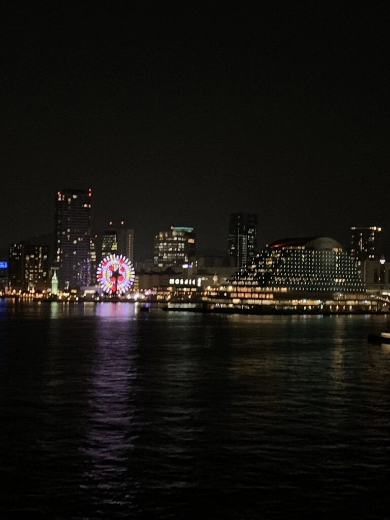 フェリーから見た神戸ハーバーランドの観覧車とホテルの夜景
