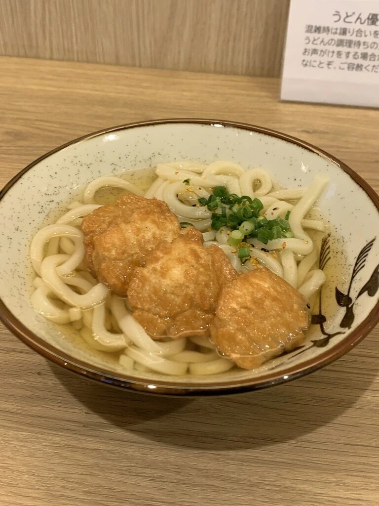ジャンボフェリーの船内で食べた浮かぶタコ焼きうどん。丸いタコ焼きが3つとねぎ