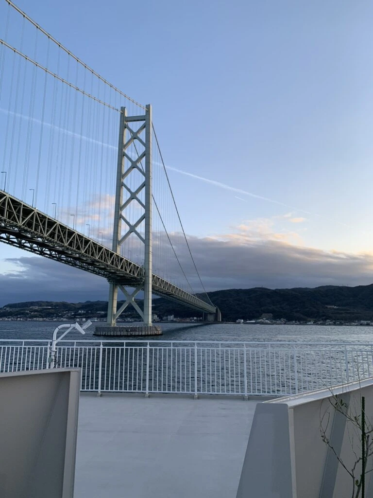 船のデッキから見上げた明石海峡大橋の主塔と橋桁