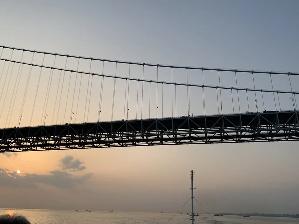 明石海峡大橋の橋桁越しに見える夕日