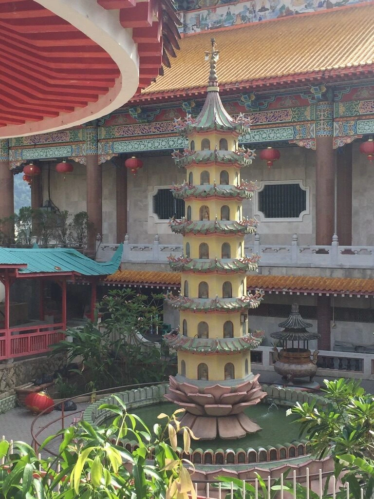 極楽寺の回廊に囲まれた中庭の小さな塔