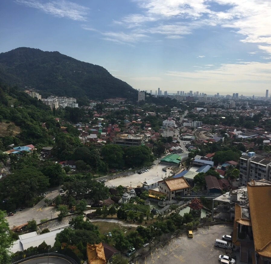 極楽寺の高台から見た山とエア・イタムの町、遠くに高層ビル